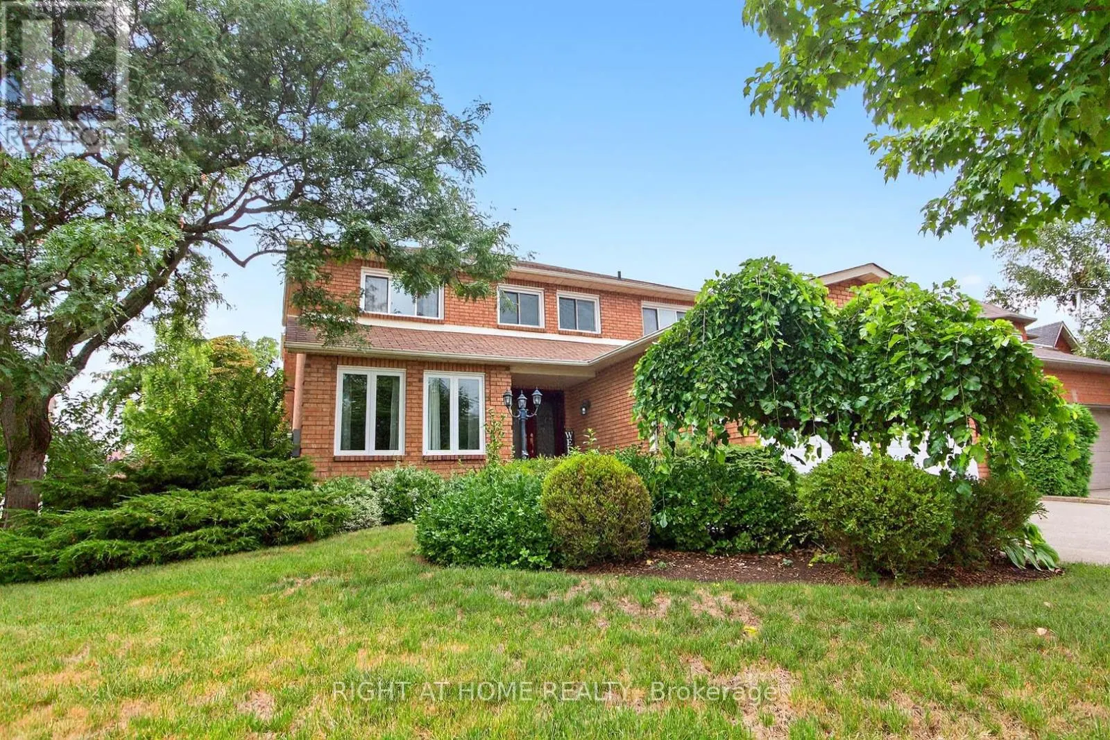 1084 GRANDEUR CRESCENT