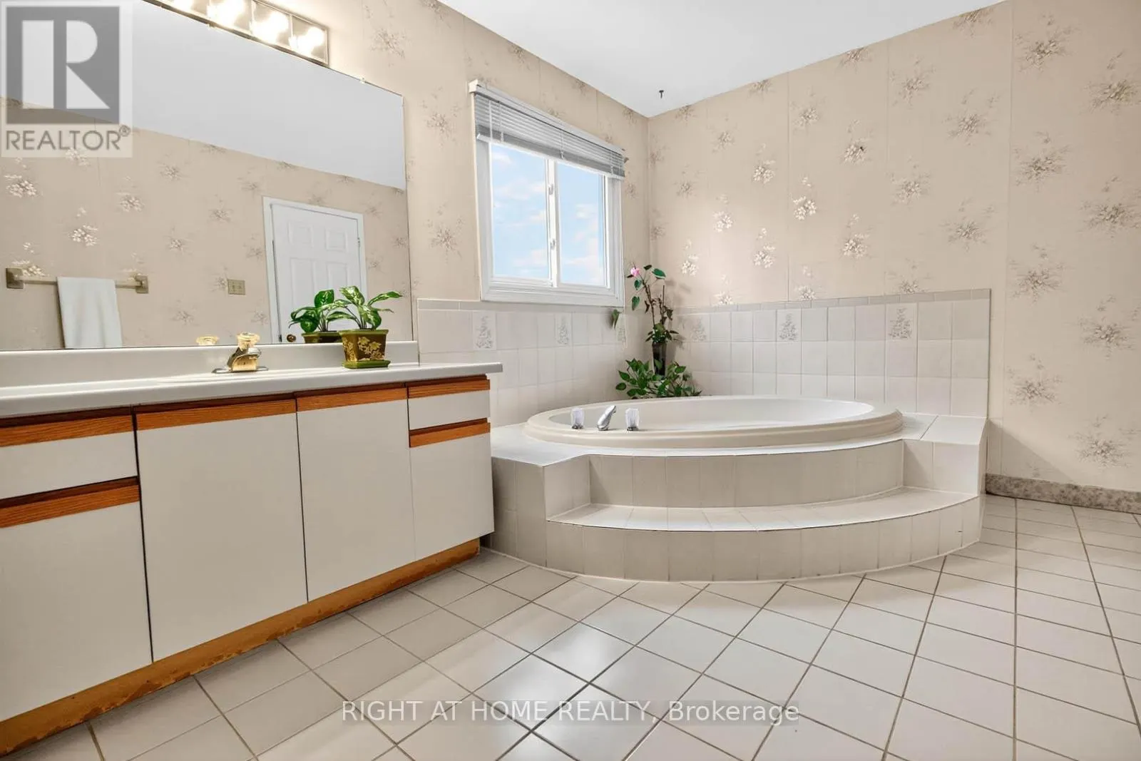1084 GRANDEUR CRESCENT