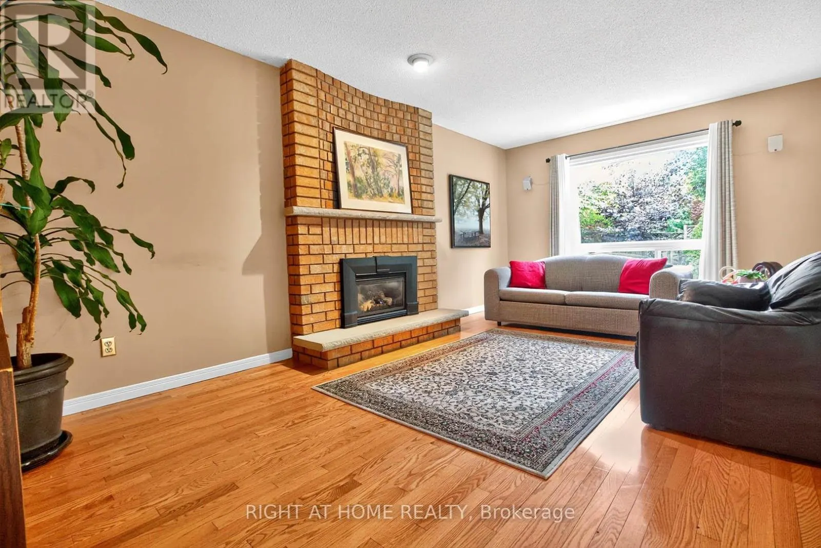 1084 GRANDEUR CRESCENT