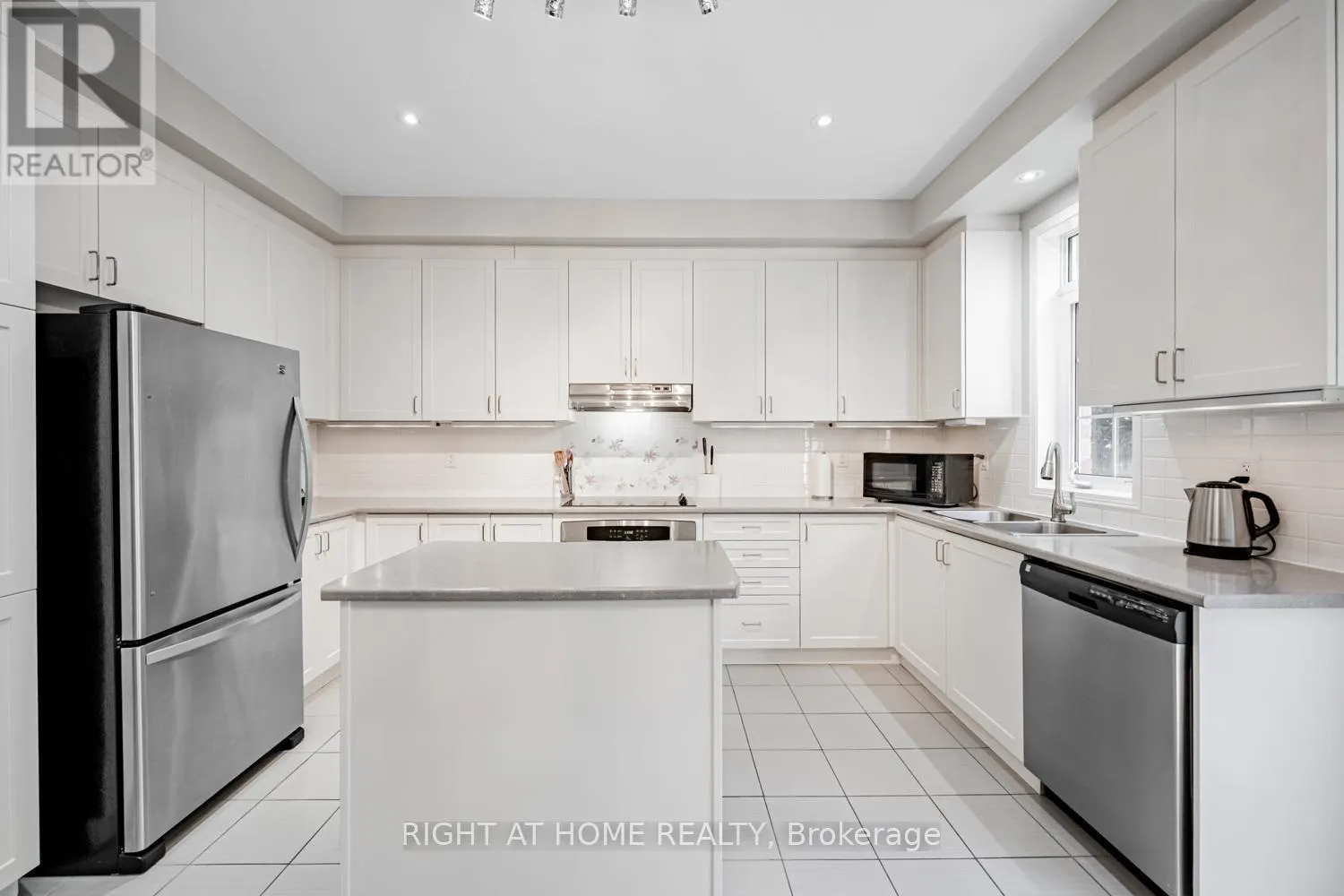 33 PROMENADE TRAIL