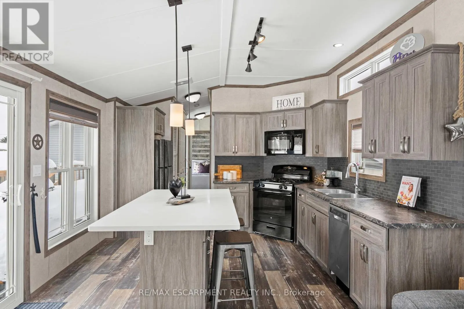 10 OAK - 4449 MILBUROUGH LINE