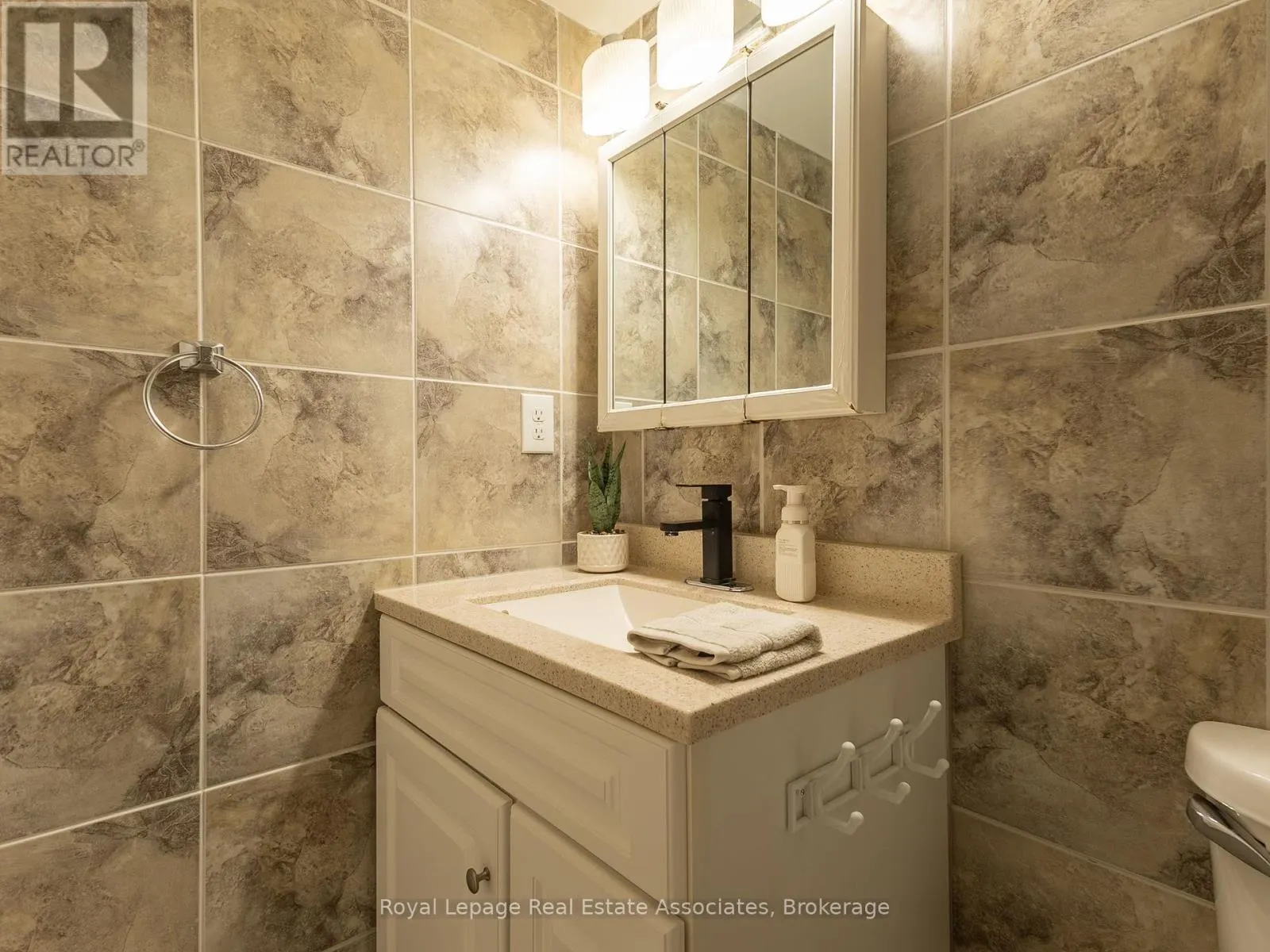 1205 - 17 KNIGHTSBRIDGE ROAD