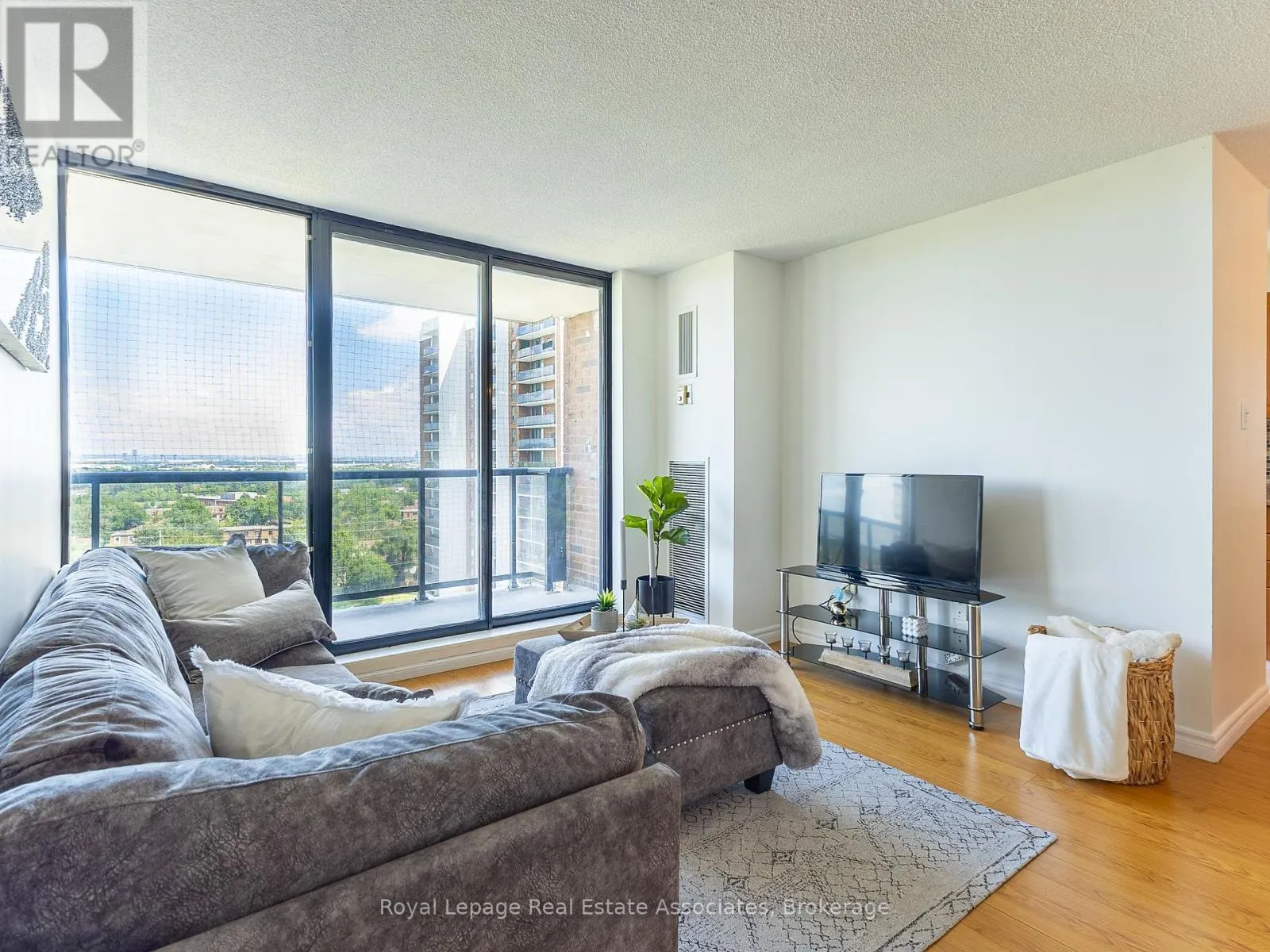 1205 - 17 KNIGHTSBRIDGE ROAD