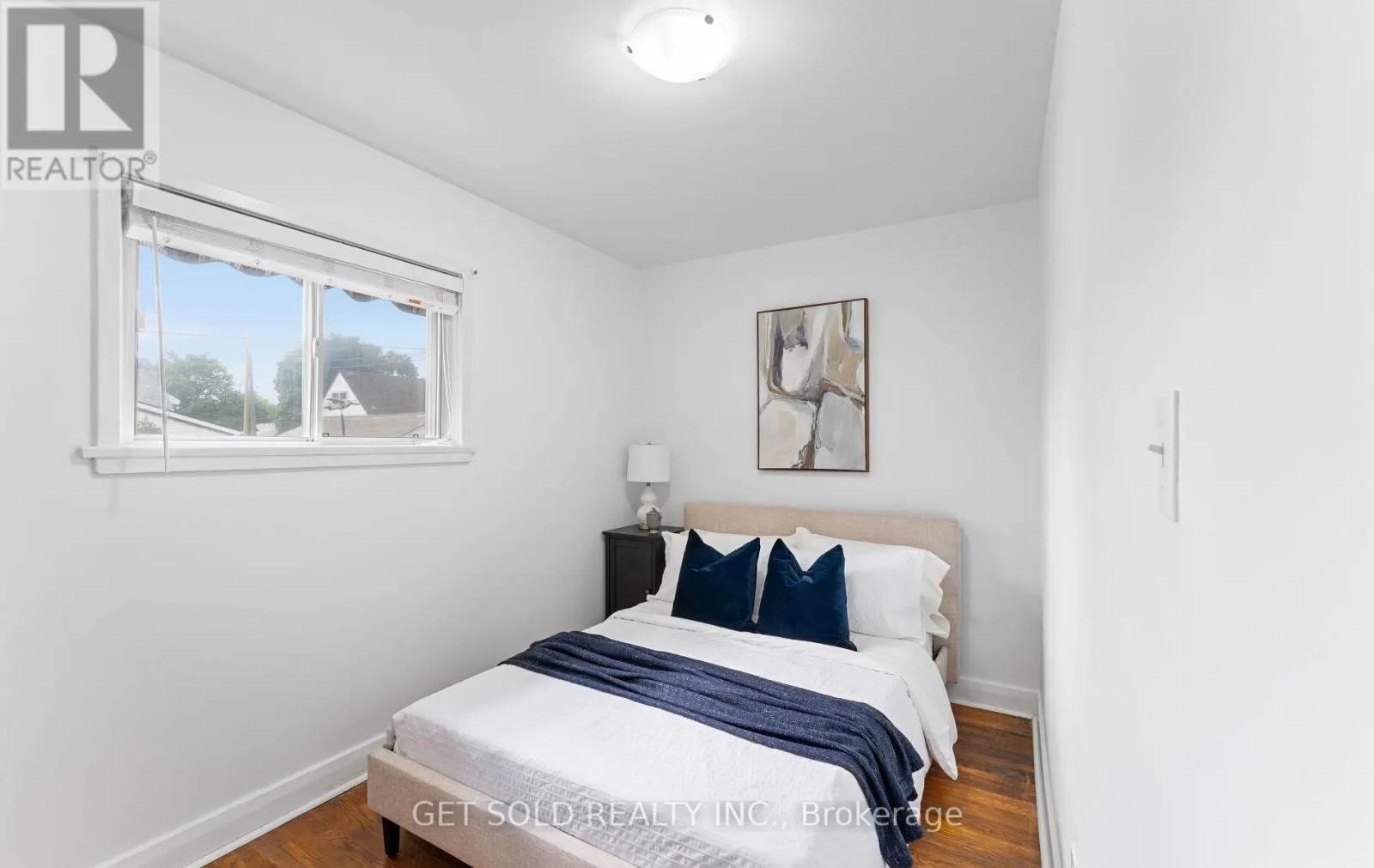 24 HUNTSMOOR ROAD