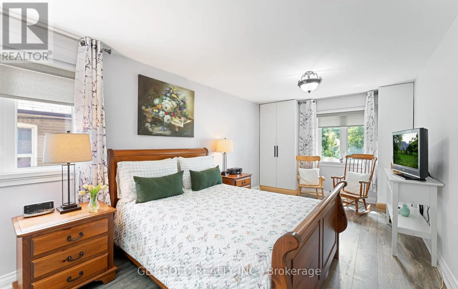 24 HUNTSMOOR ROAD