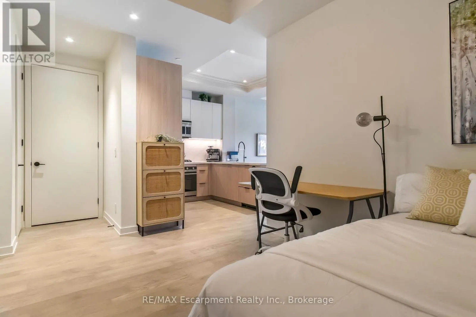 205 - 123 MAURICE DRIVE, #205