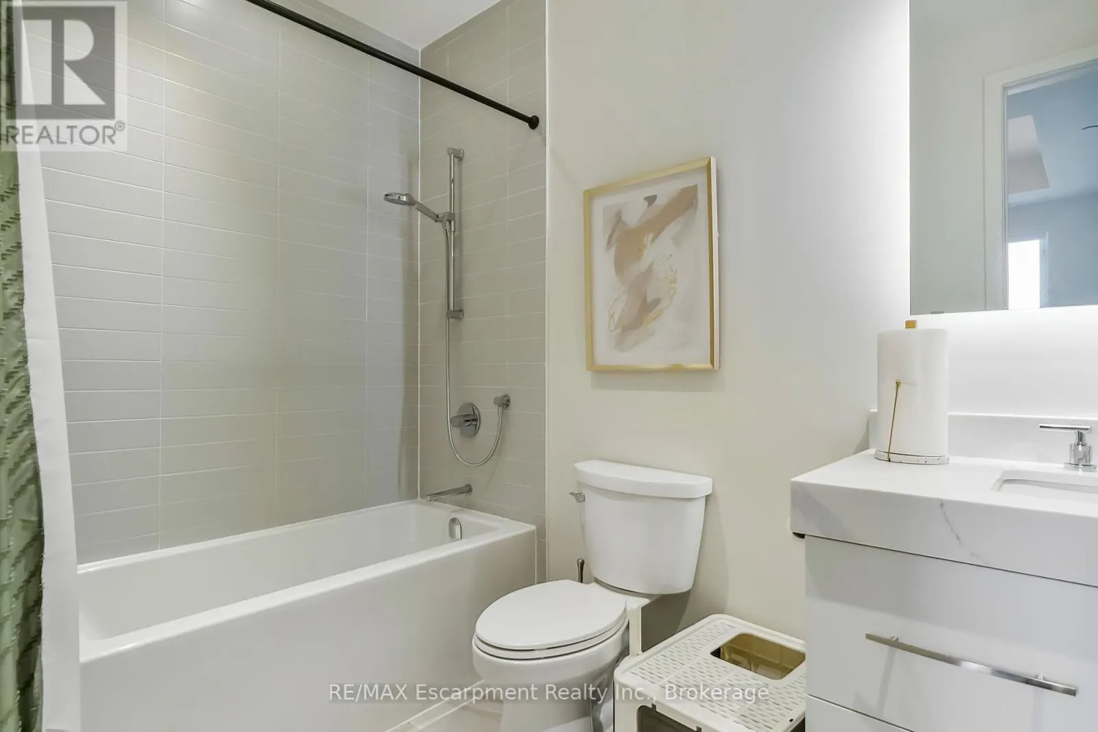 205 - 123 MAURICE DRIVE, #205
