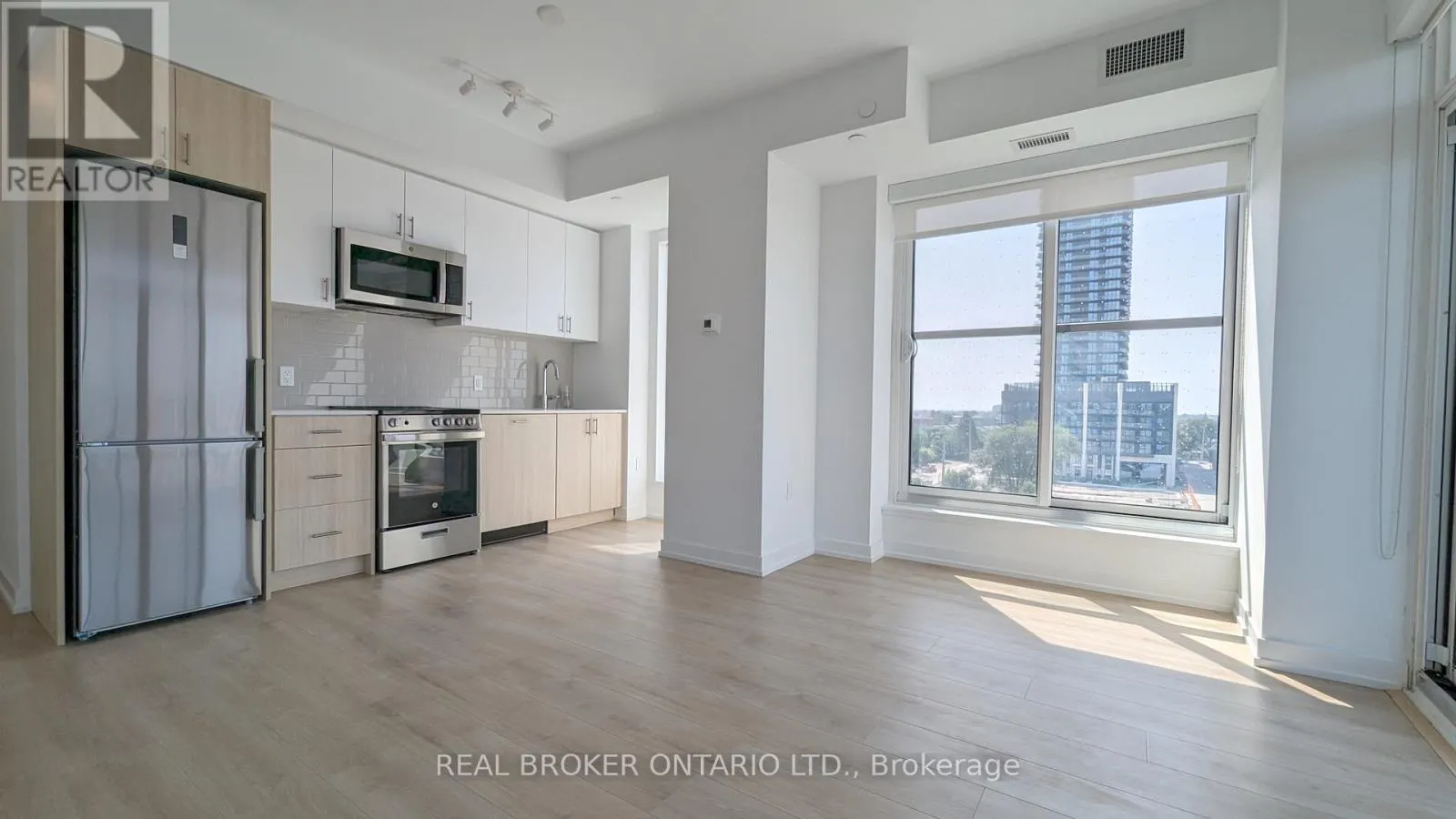 515 - 1195 THE QUEENSWAY