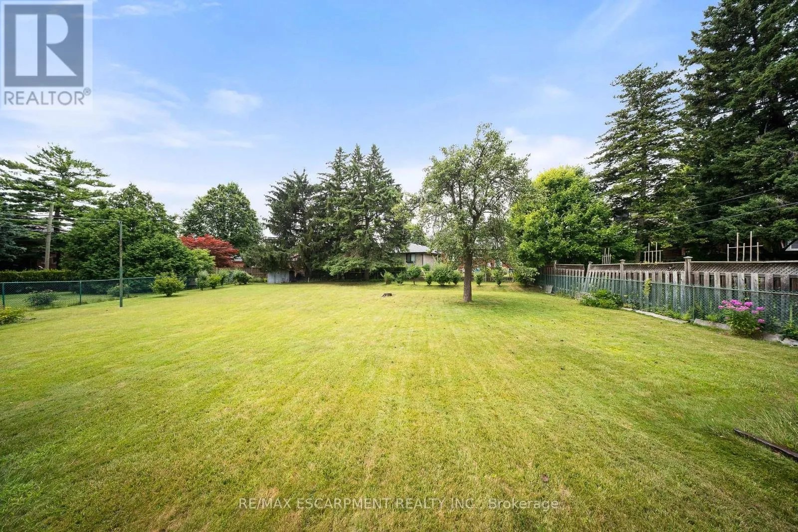16 NORTHAMPTON DRIVE