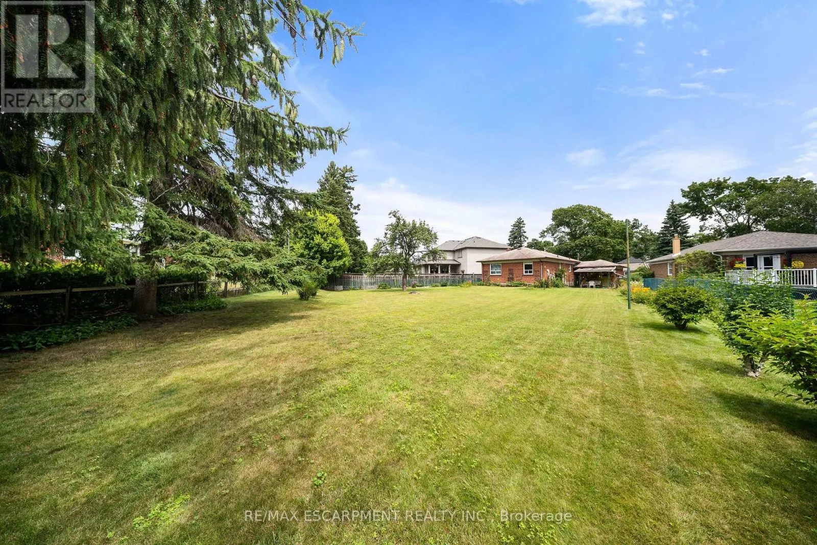 16 NORTHAMPTON DRIVE