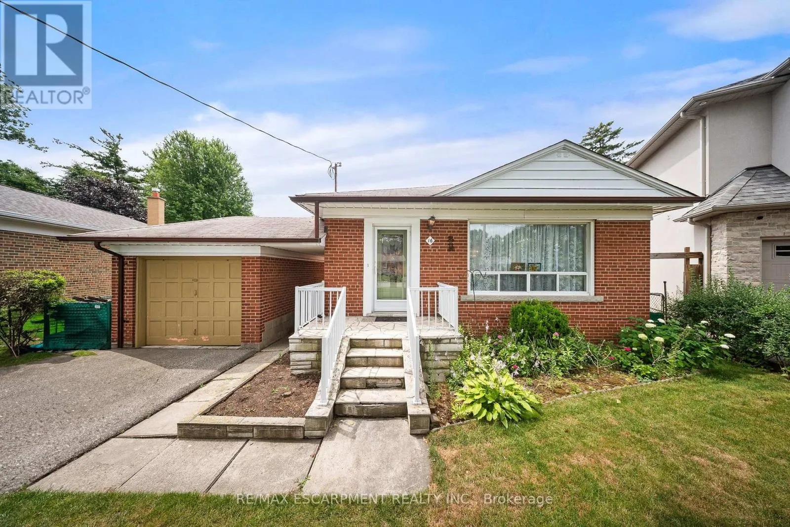 16 NORTHAMPTON DRIVE