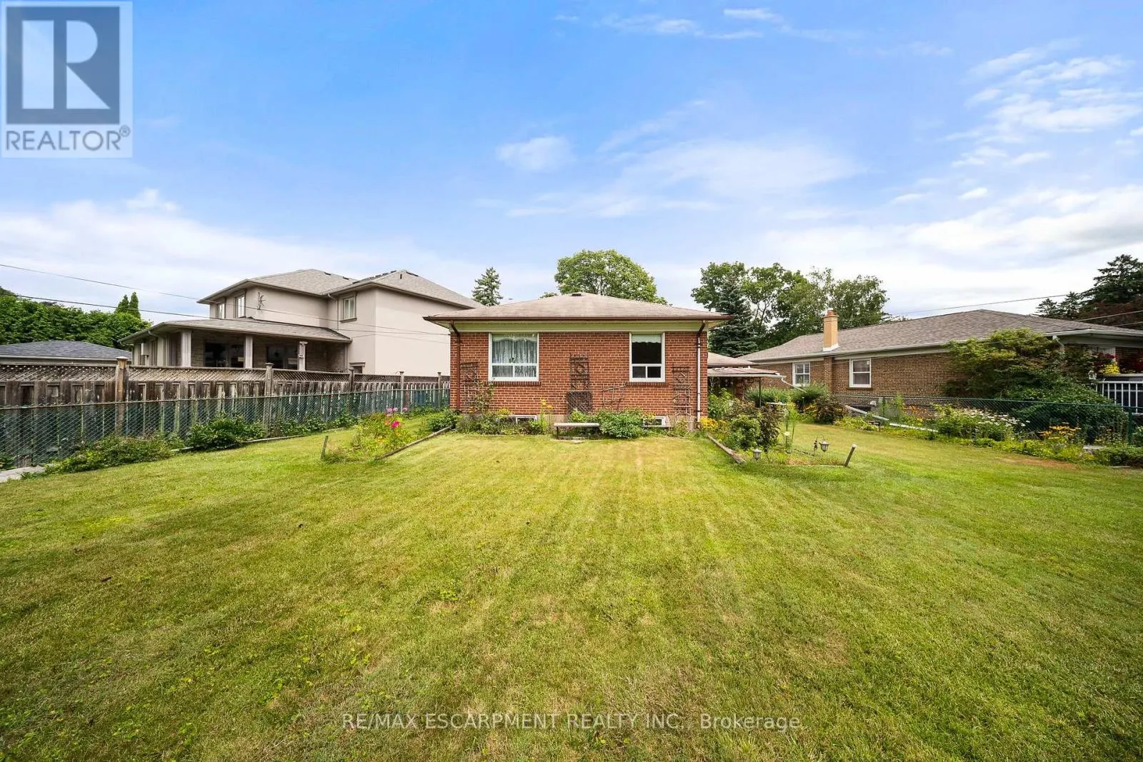 16 NORTHAMPTON DRIVE