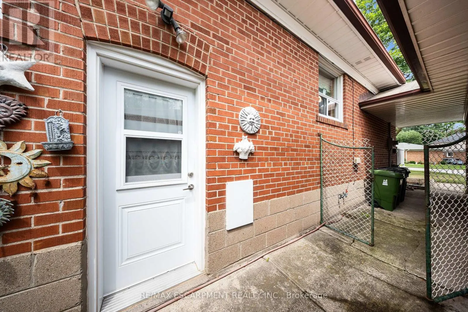 16 NORTHAMPTON DRIVE