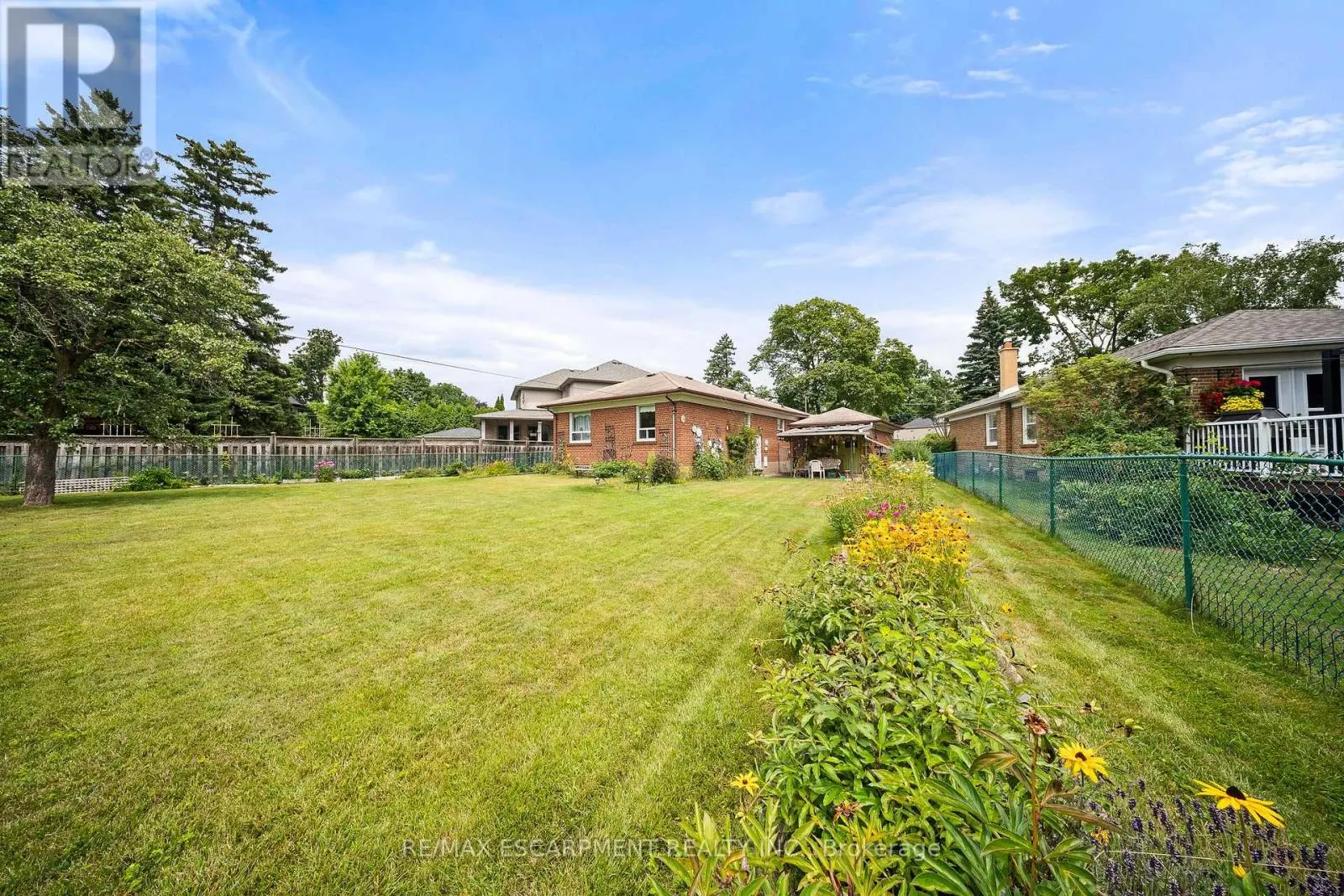 16 NORTHAMPTON DRIVE