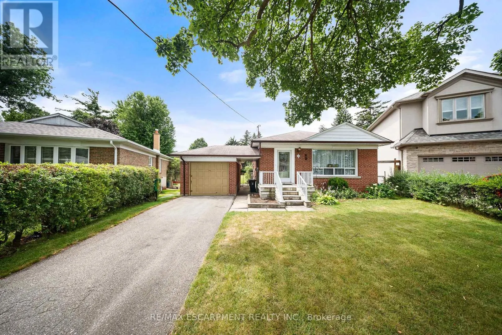 16 NORTHAMPTON DRIVE