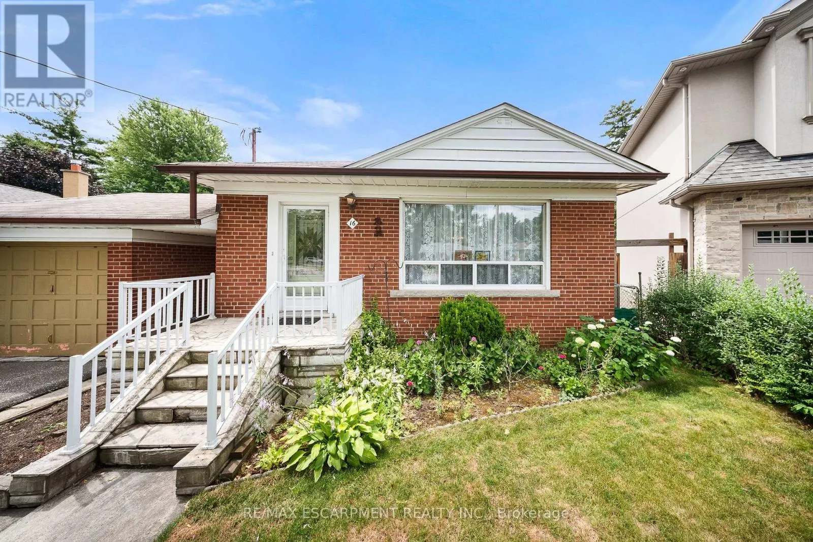 16 NORTHAMPTON DRIVE