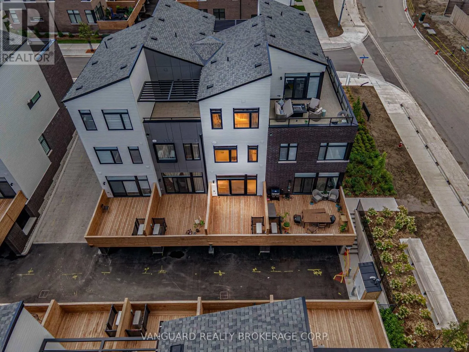 21 - 15 LOU PARSONS WAY