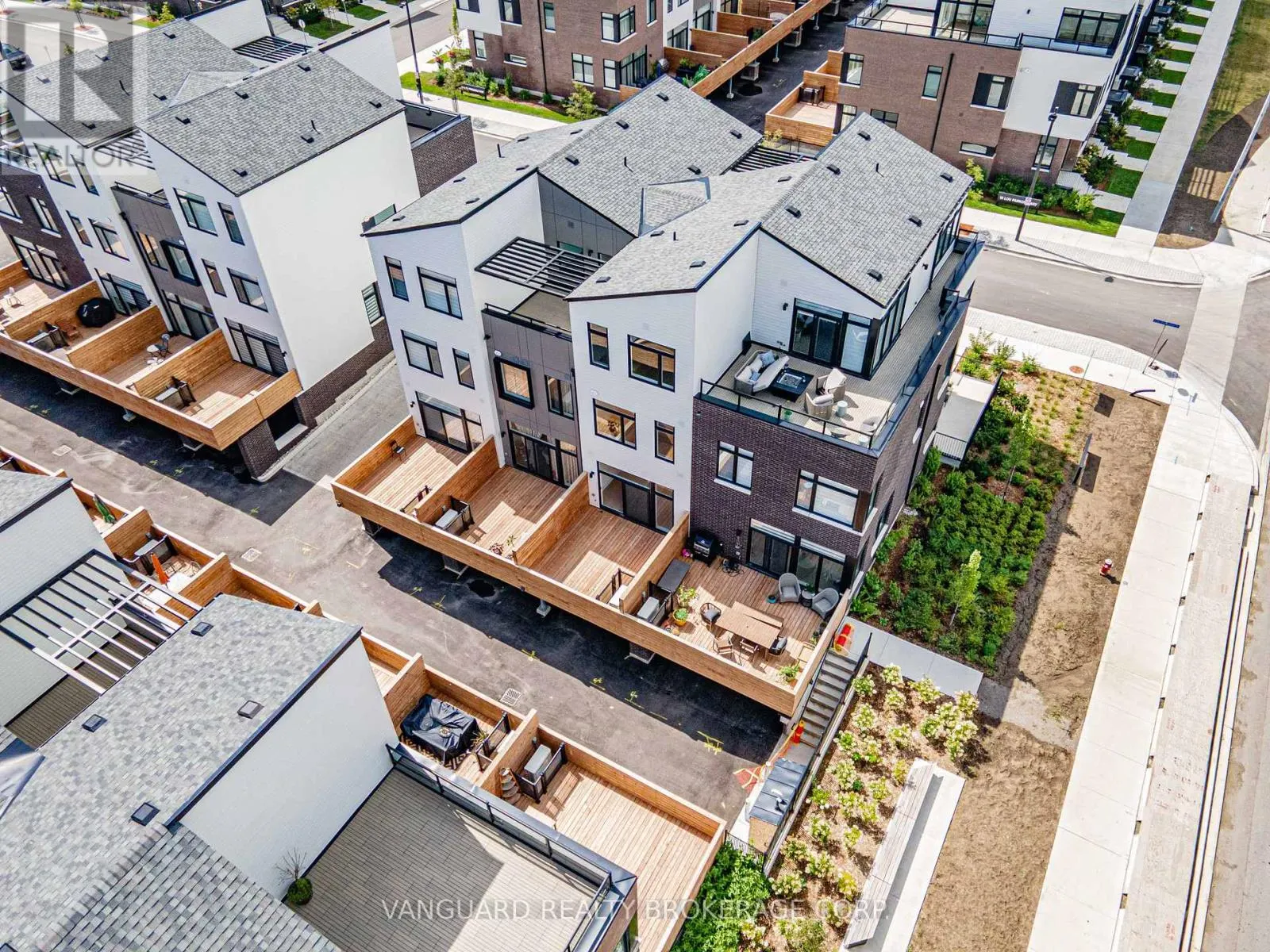 21 - 15 LOU PARSONS WAY