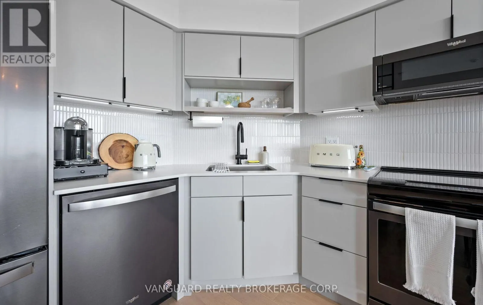 619 - 250 MANITOBA STREET