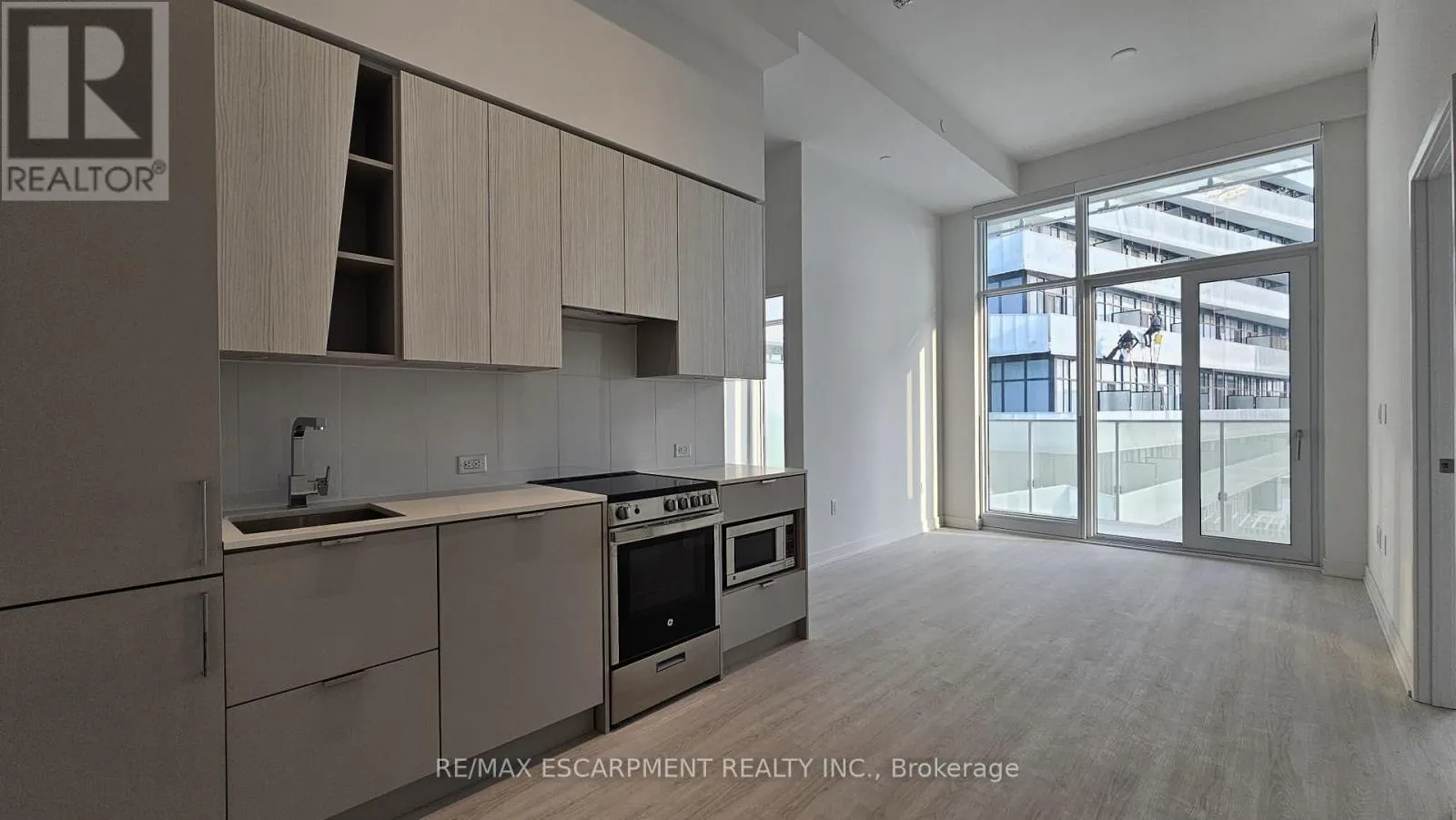 608 - 3883 QUARTZ ROAD
