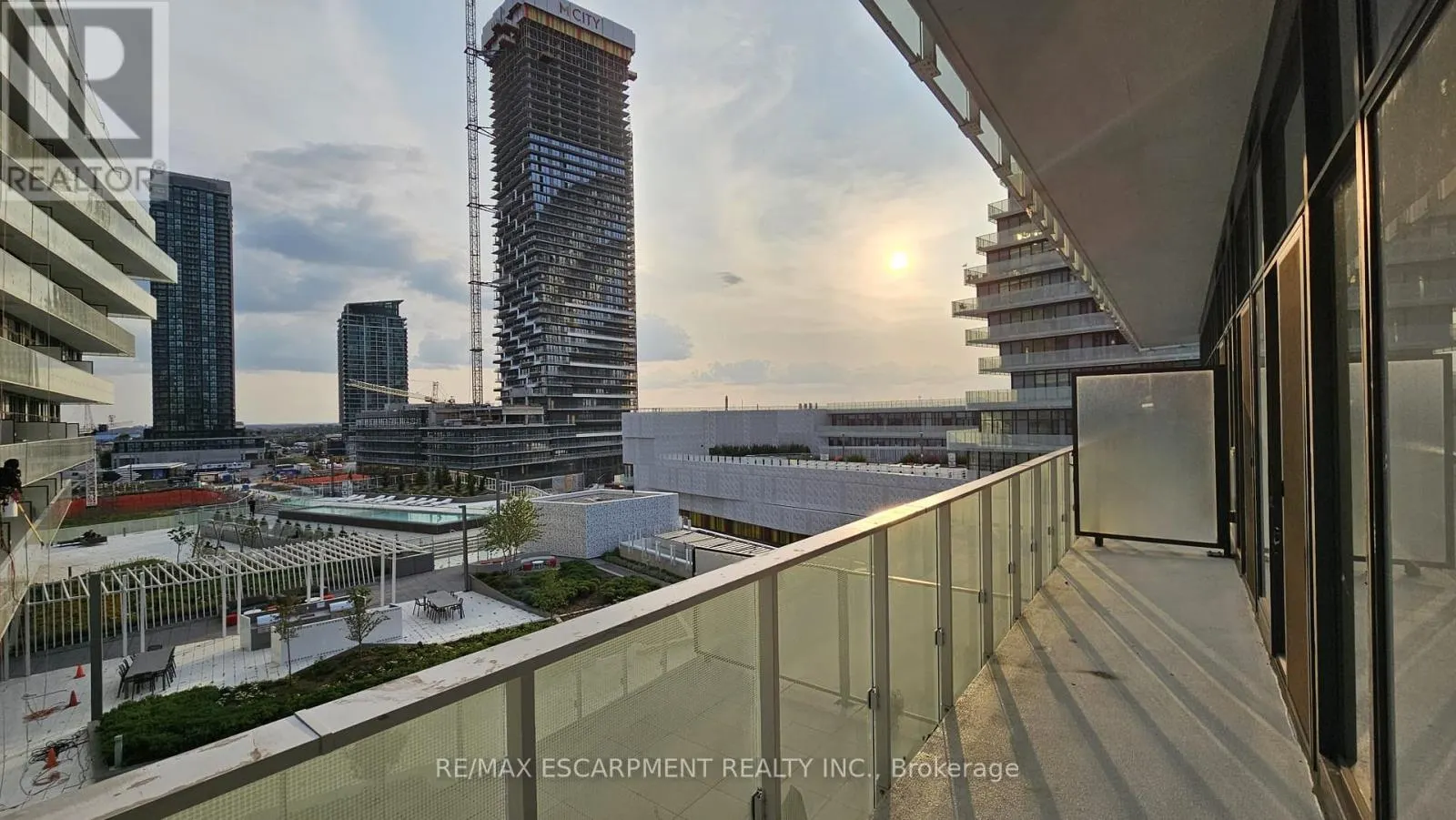 608 - 3883 QUARTZ ROAD