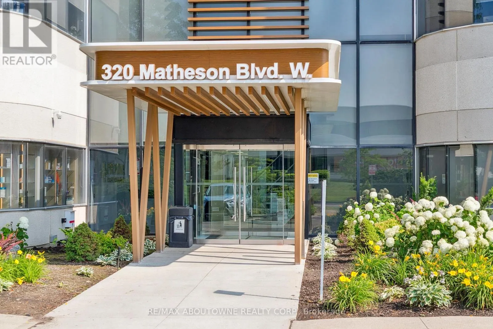 211-2 - 320 MATHESON BOULEVARD W