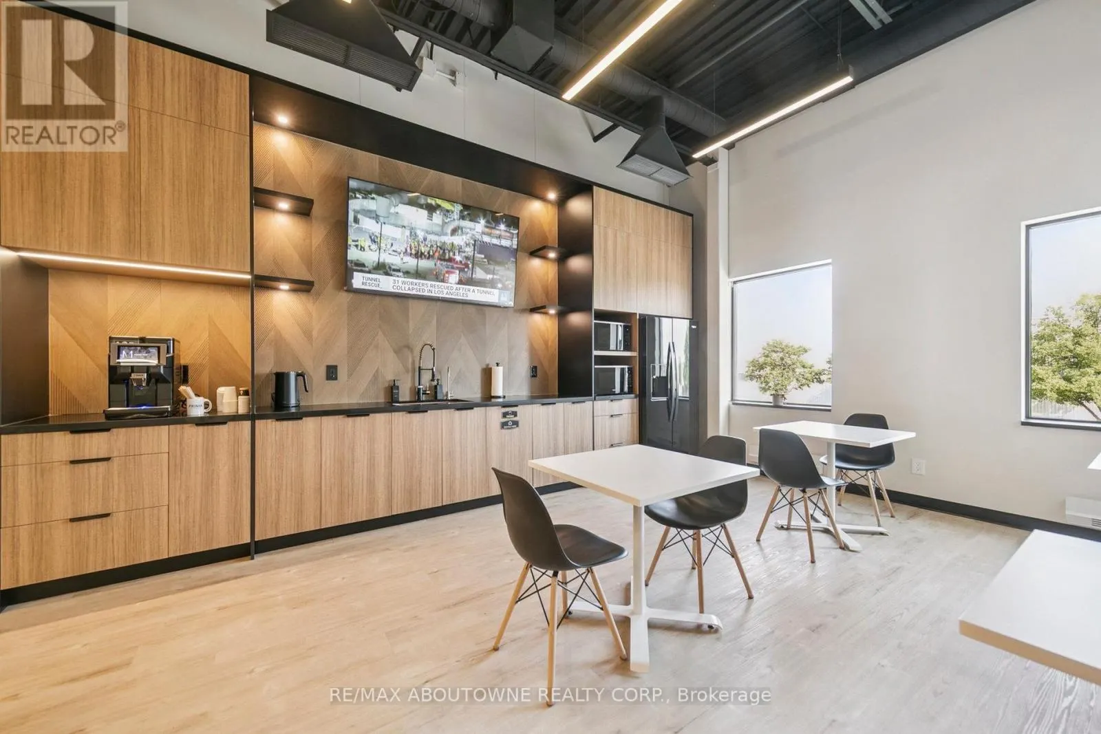 211-2 - 320 MATHESON BOULEVARD W