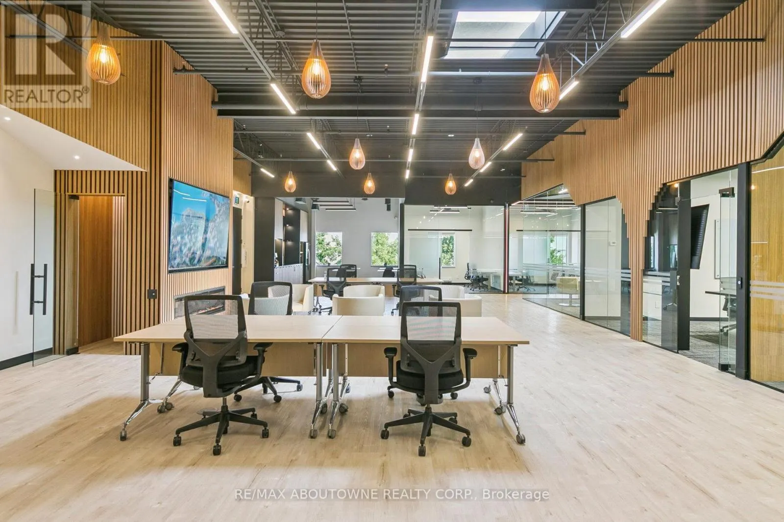 211-2 - 320 MATHESON BOULEVARD W
