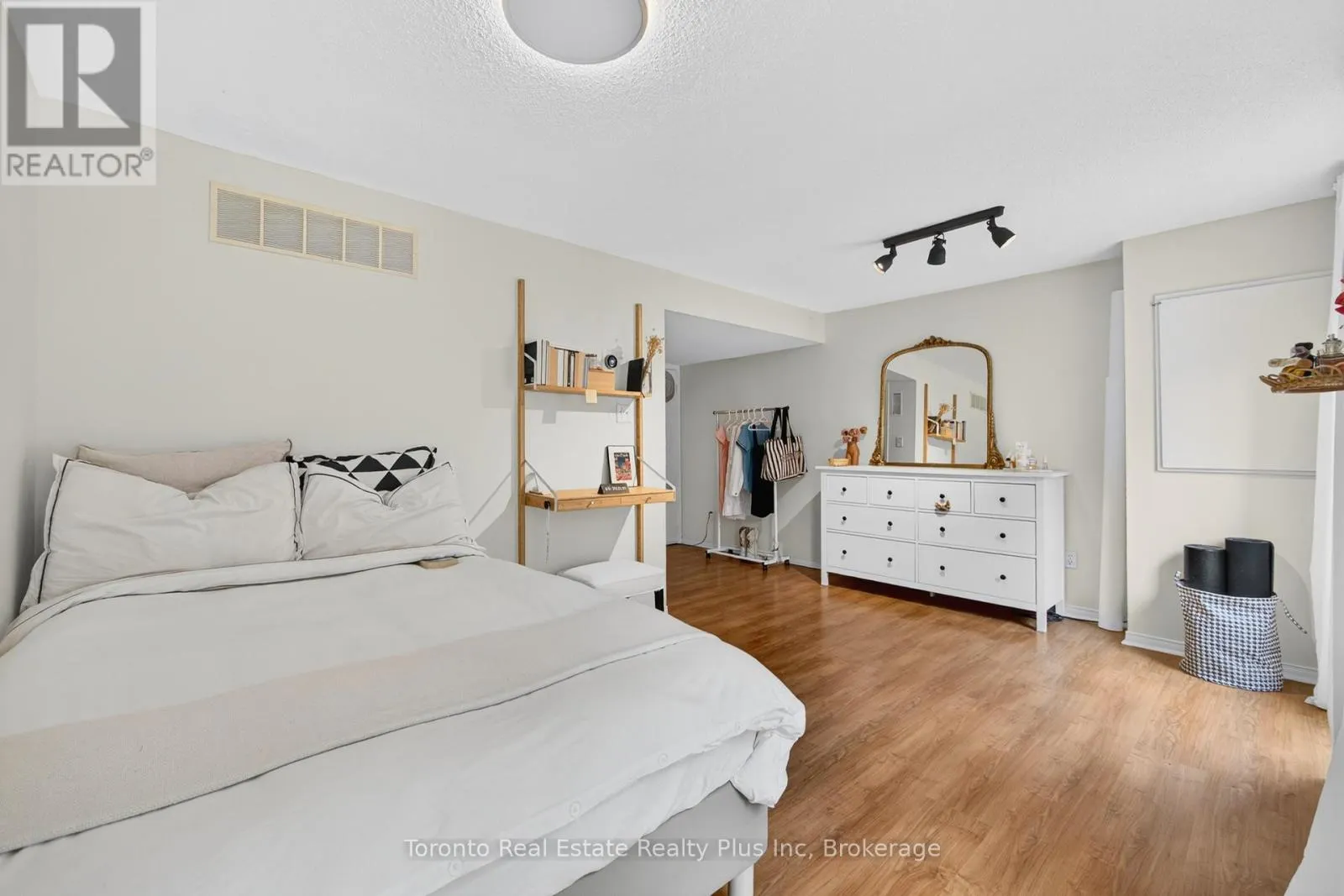 119 - 2945 THOMAS STREET