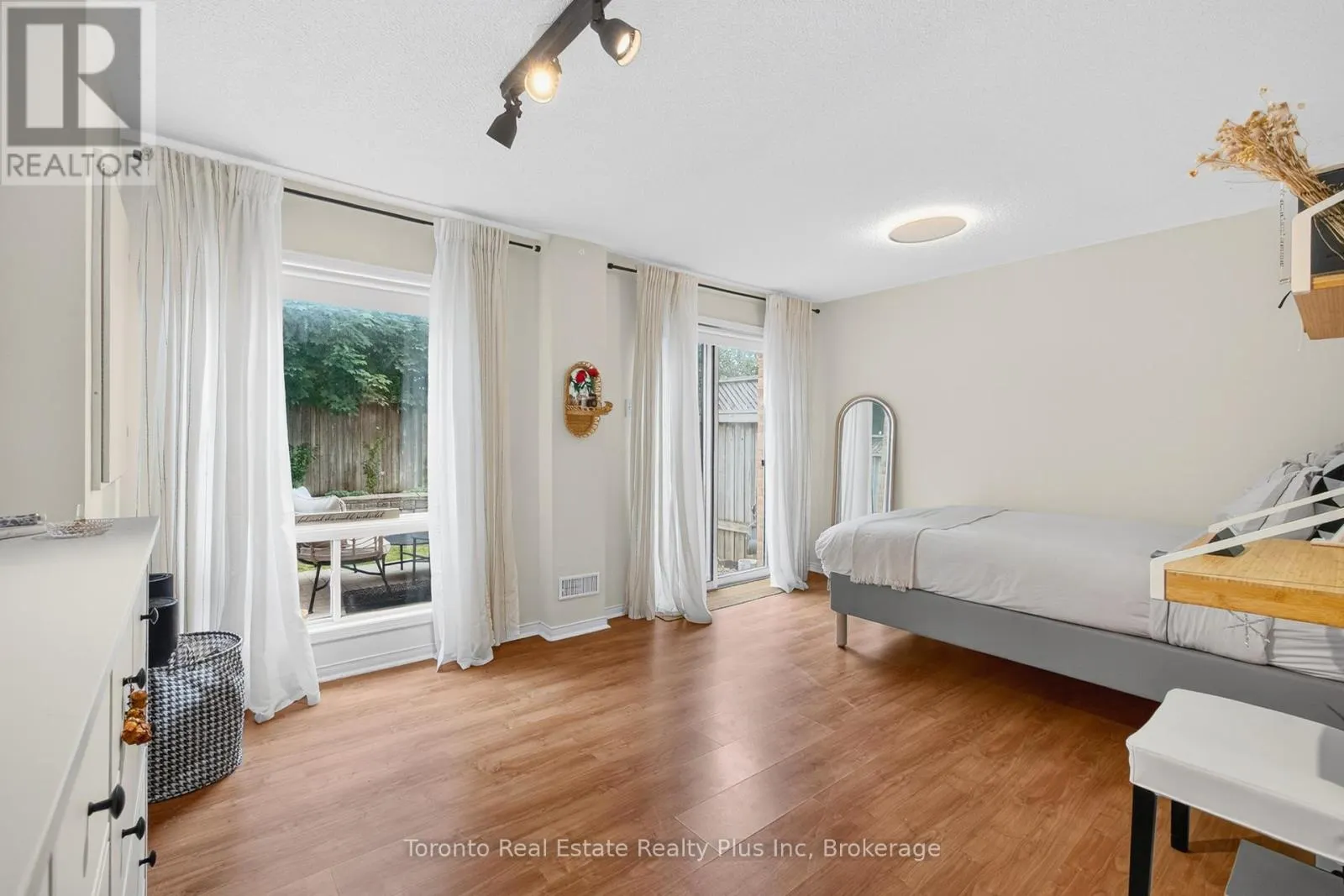 119 - 2945 THOMAS STREET