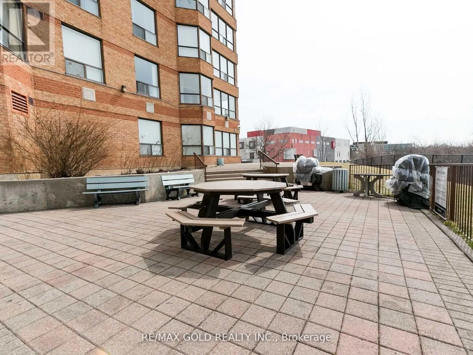 207 - 6 HUMBERLINE DRIVE N