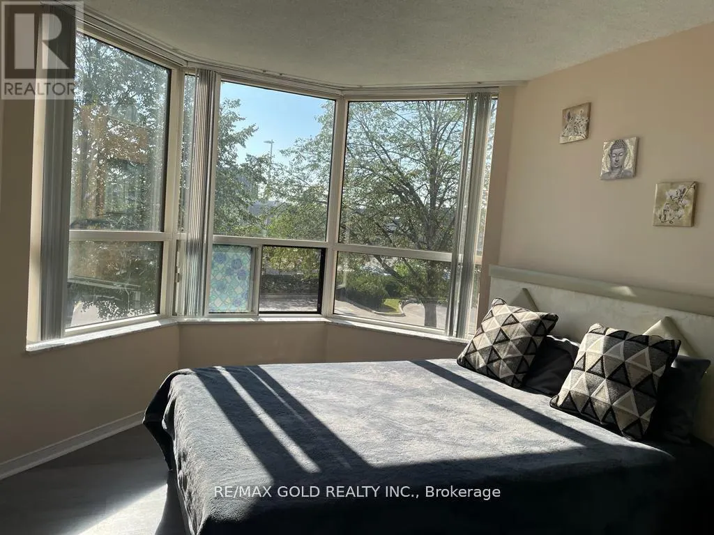 207 - 6 HUMBERLINE DRIVE N