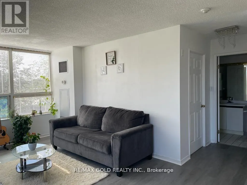 207 - 6 HUMBERLINE DRIVE N