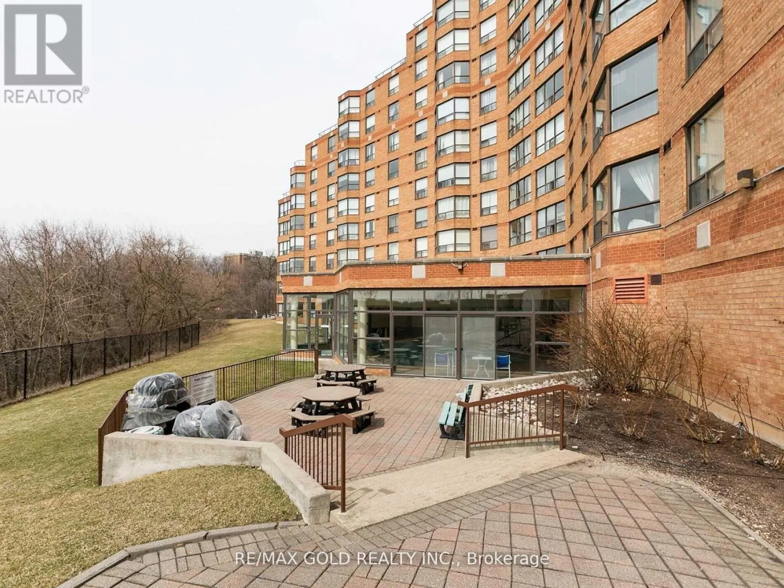 207 - 6 HUMBERLINE DRIVE N