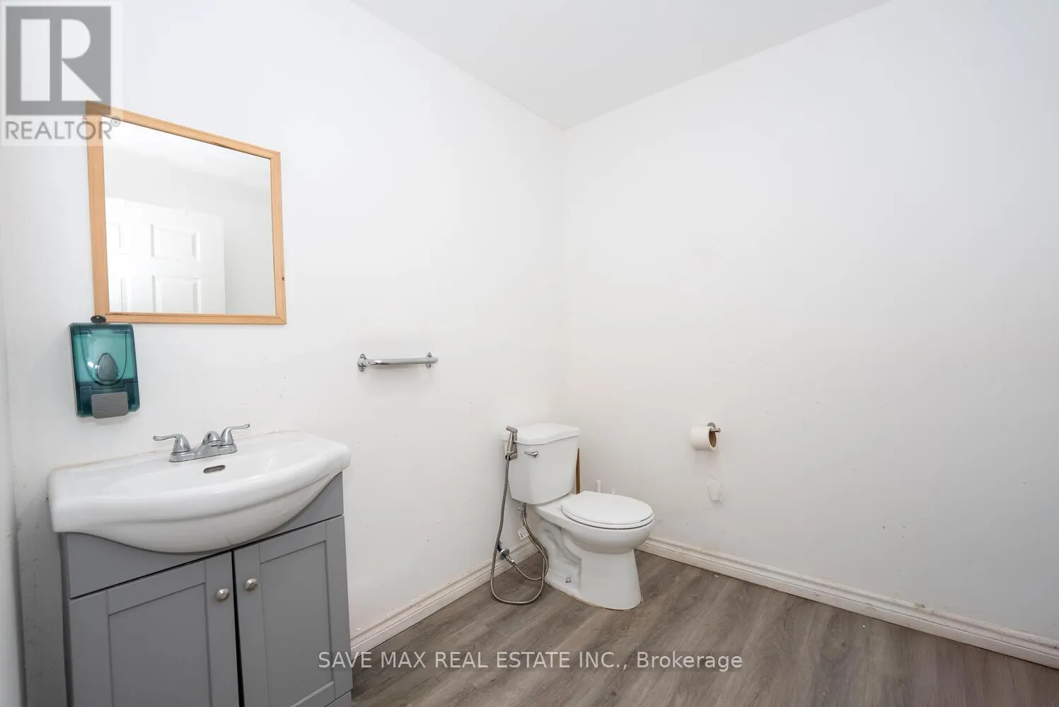1212 DUNDAS STREET W