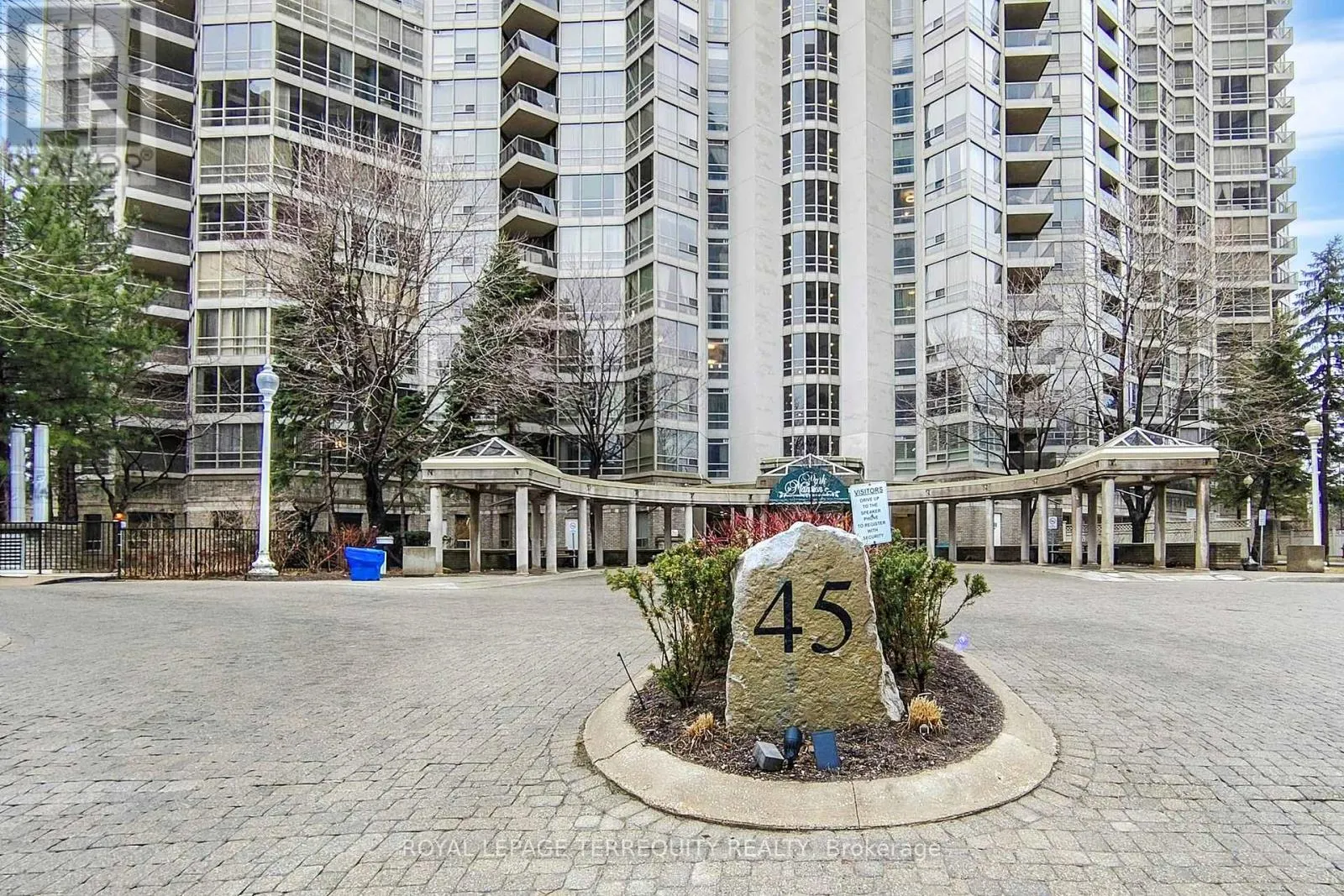 207 - 45 KINGSBRIDGE GARDEN CIRCLE
