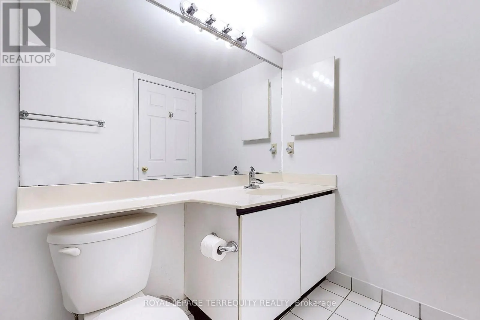 207 - 45 KINGSBRIDGE GARDEN CIRCLE