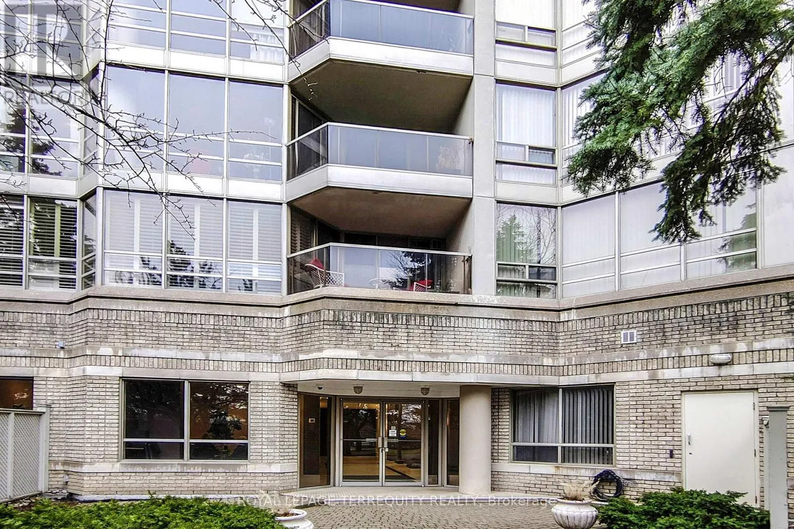 207 - 45 KINGSBRIDGE GARDEN CIRCLE