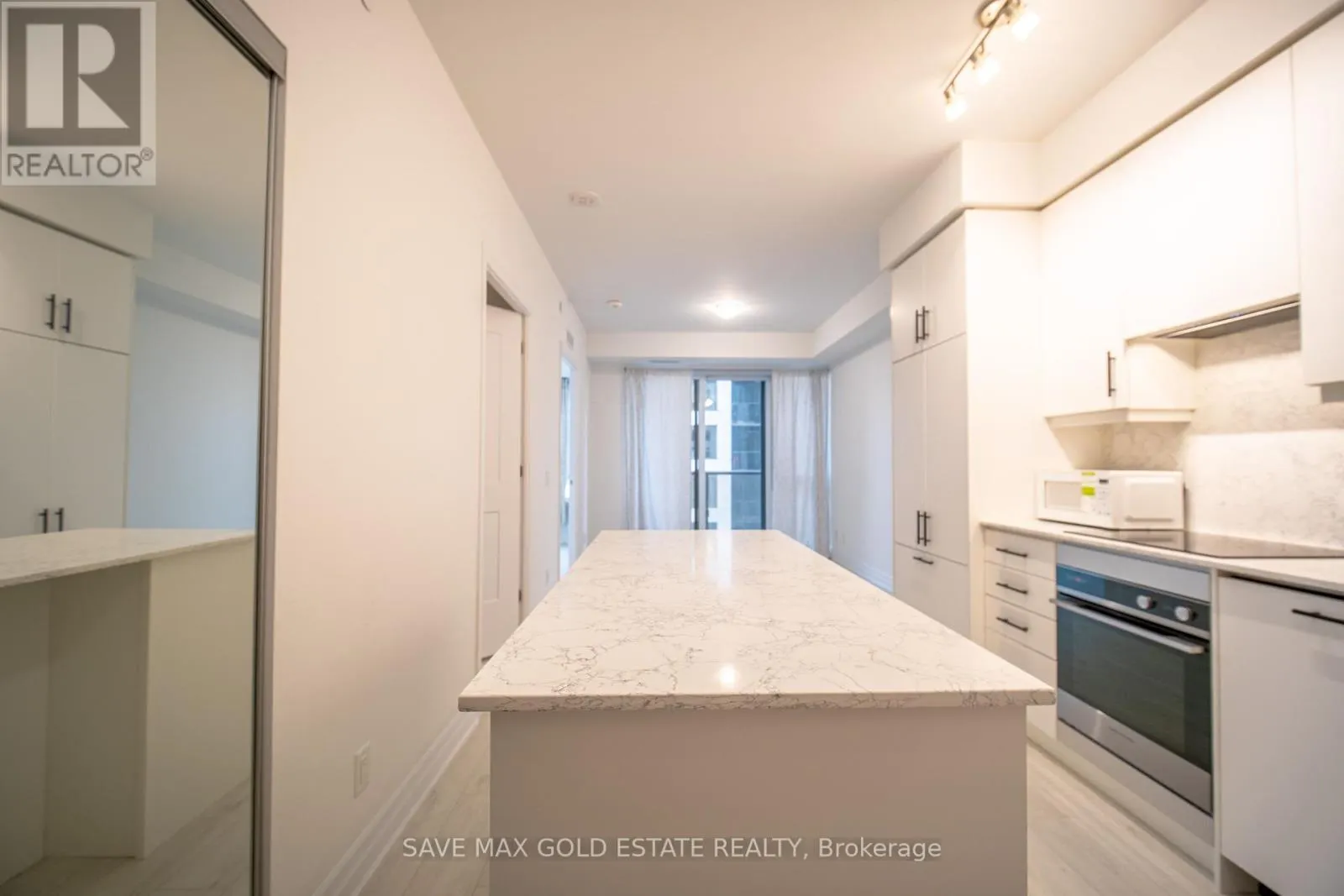 809 - 30 ELM DRIVE W