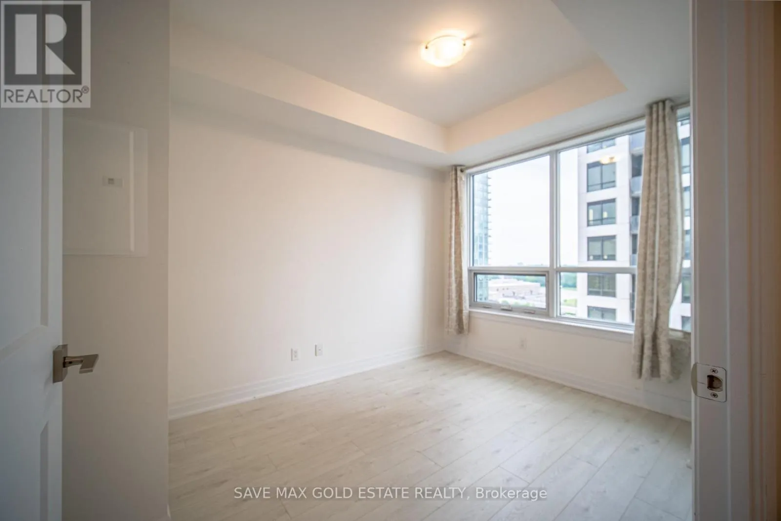 809 - 30 ELM DRIVE W