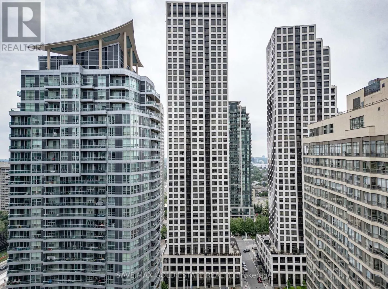 809 - 30 ELM DRIVE W