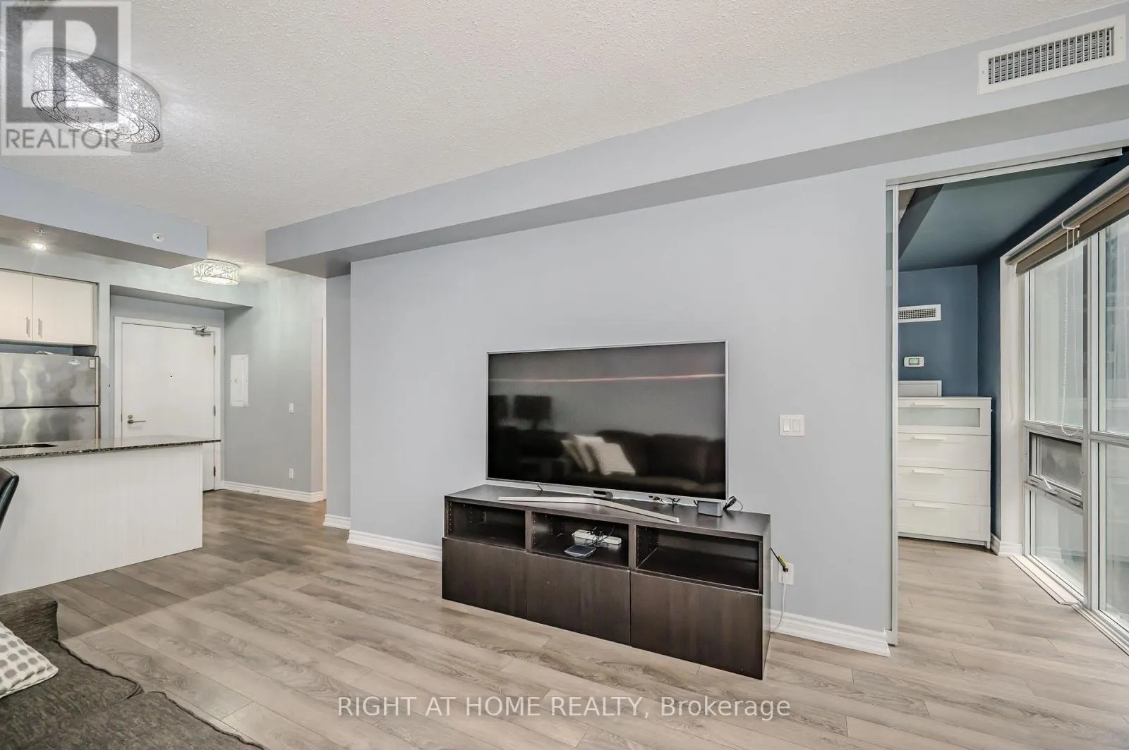 917 - 15 JAMES FINLAY WAY