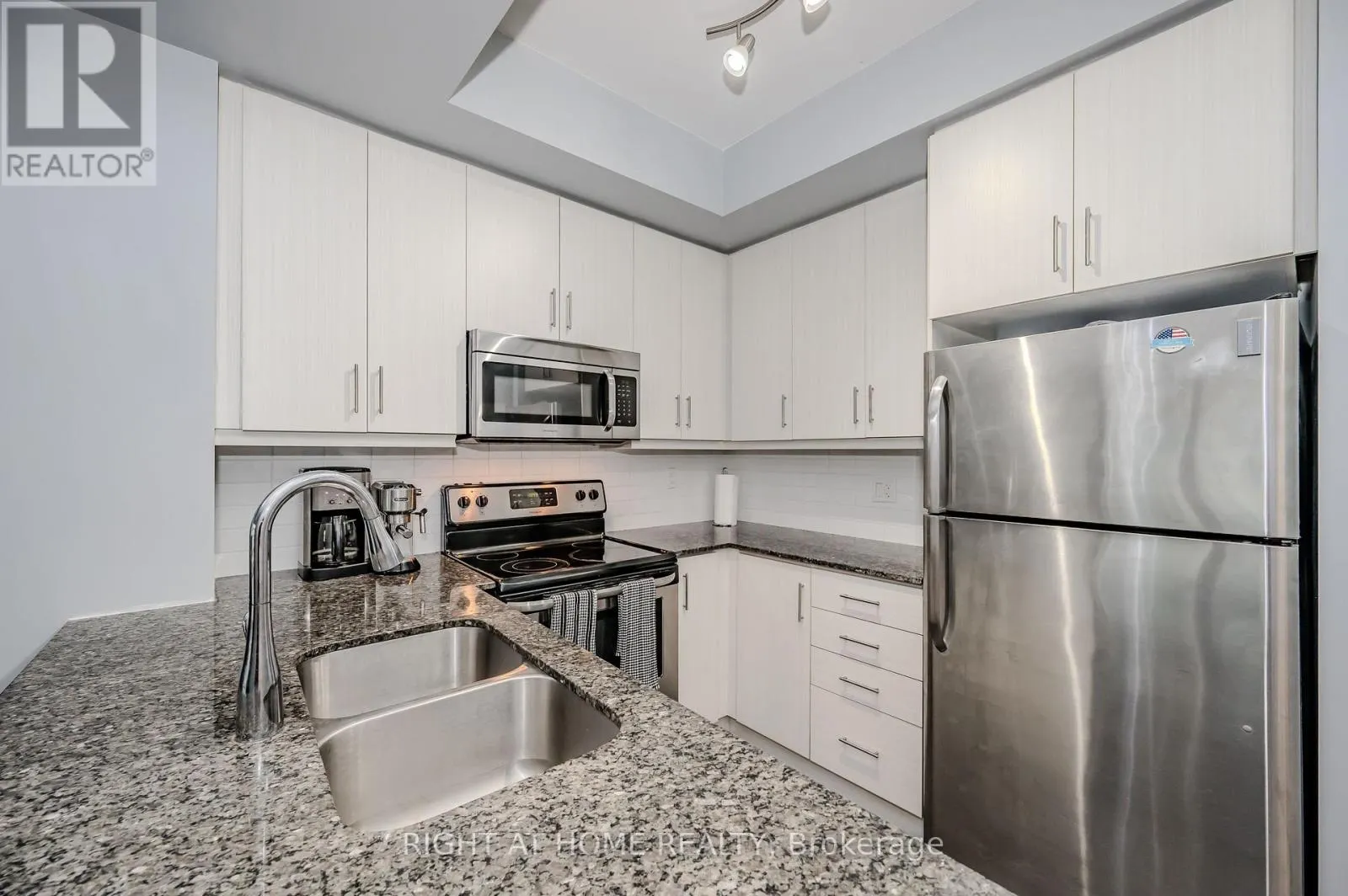 917 - 15 JAMES FINLAY WAY