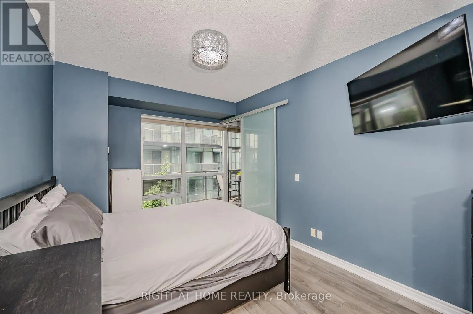 917 - 15 JAMES FINLAY WAY