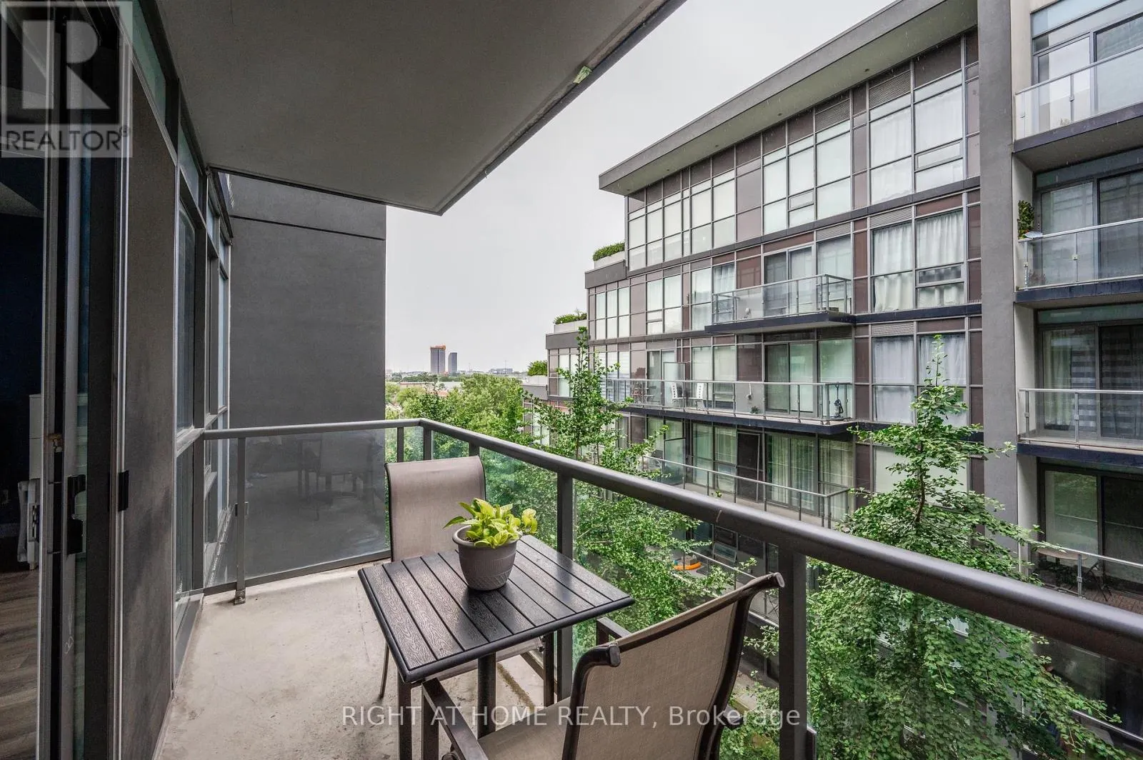 917 - 15 JAMES FINLAY WAY