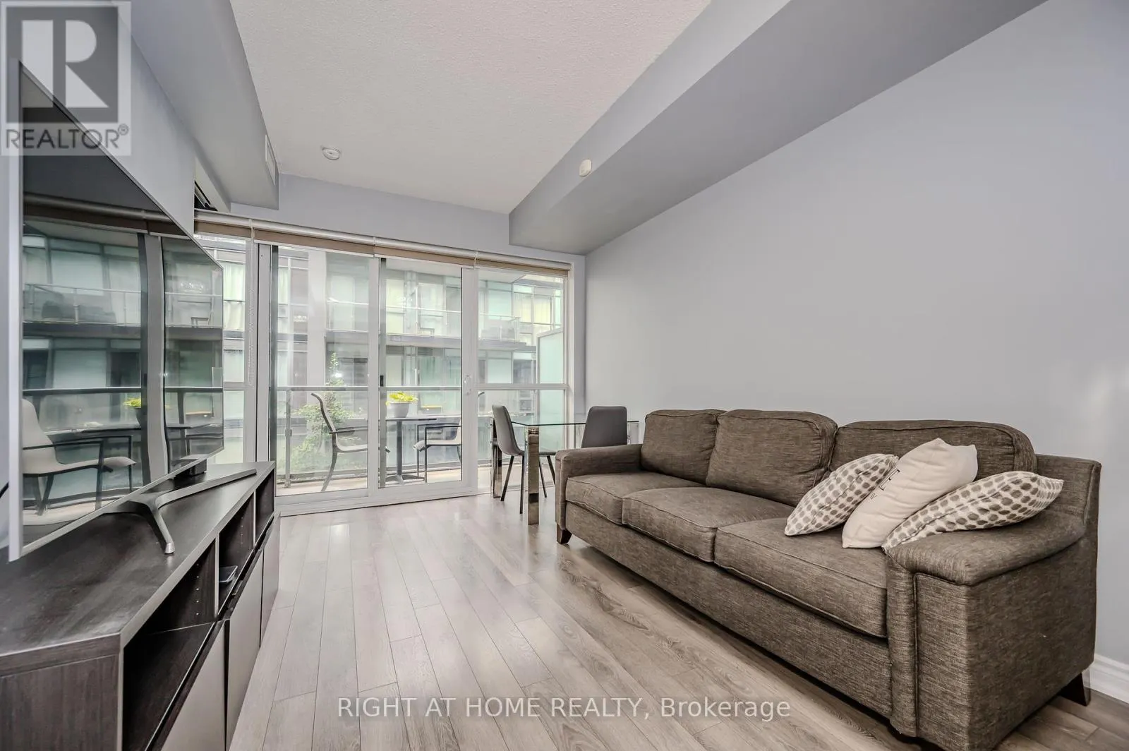 917 - 15 JAMES FINLAY WAY