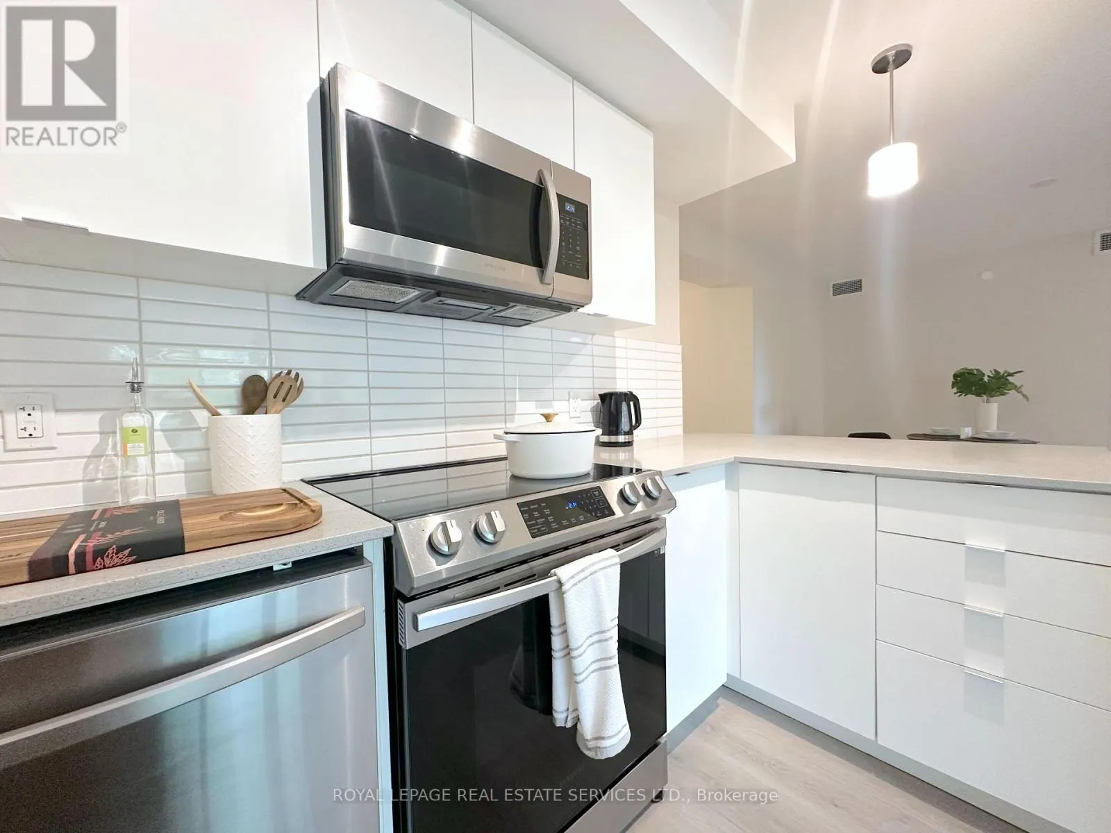 422 - 3385 DUNDAS STREET W