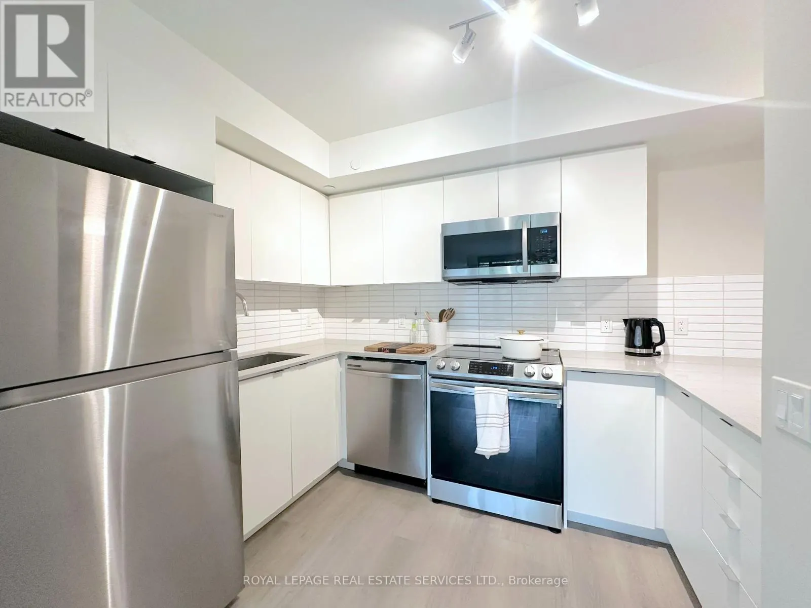 422 - 3385 DUNDAS STREET W