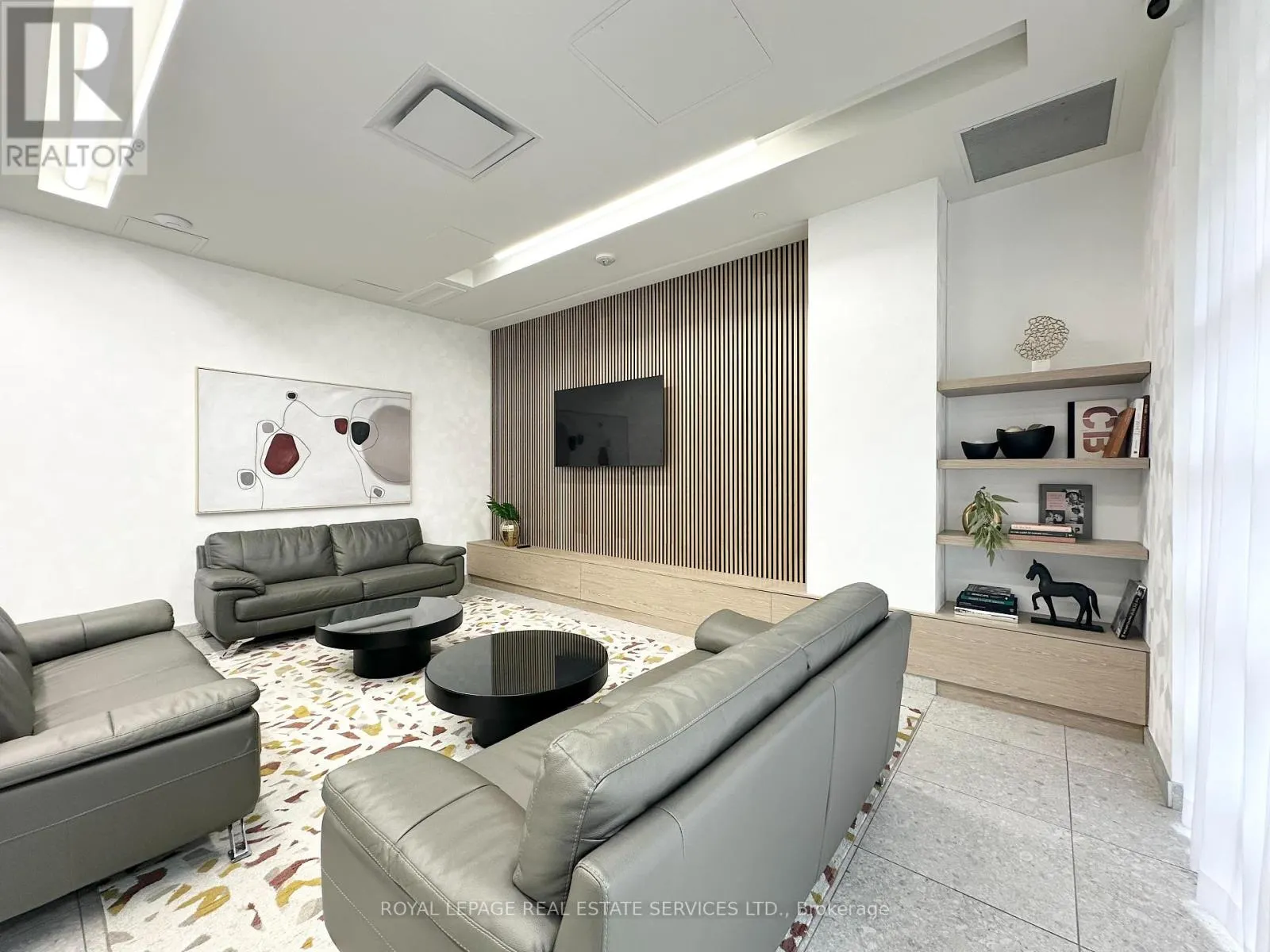 422 - 3385 DUNDAS STREET W