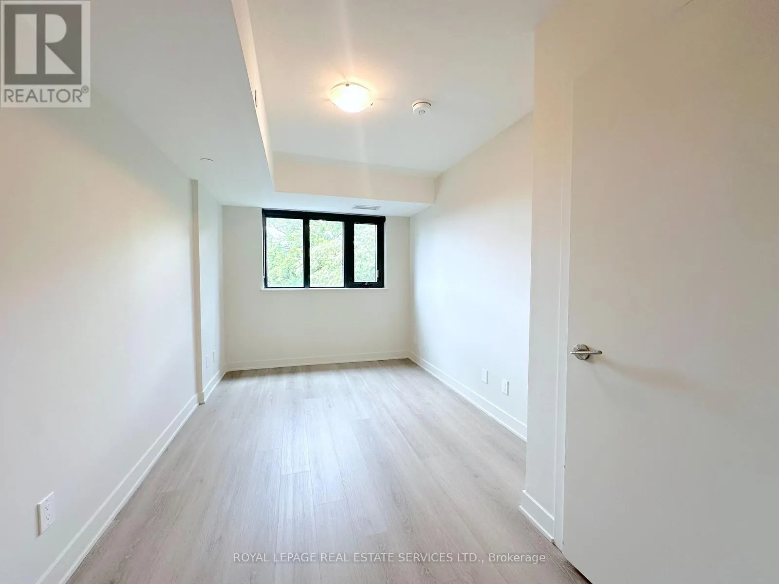 422 - 3385 DUNDAS STREET W